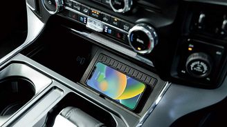 Středová konzola s výklopným voličem převodovky. Po sklopení vznikne rovná pracovní deska – praktické řešení pro práci s notebookem či dokumenty. Středová konzola s výklopným voličem převodovky. Po sklopení vznikne rovná pracovní deska – praktické řešení pro práci s notebookem či dokumenty.