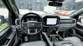 Vrcholem standardní nabídky je výbava Limited. Luxusní provedení interiéru, kvalitní kůže, masážní sedačky a plně digitální přístrojový panel. Přitom si zachovává pracovní schopnosti. Vrcholem standardní nabídky je výbava Limited. Luxusní provedení interiéru, kvalitní kůže, masážní sedačky a plně digitální přístrojový panel. Přitom si zachovává pracovní schopnosti.