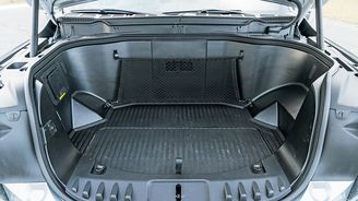 Přední zavazadelník elektrické F-150 Lightning. Nabízí 400 l objemu, voděodolnou podlahu a zásuvky na 120 V. Přední zavazadelník elektrické F-150 Lightning. Nabízí 400 l objemu, voděodolnou podlahu a zásuvky na 120 V.