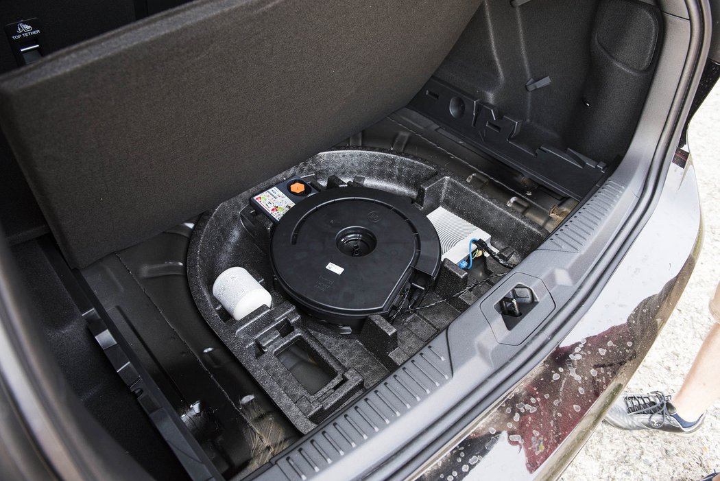 Rezervu nabízí ford za příplatek, ale když je vzadu subwoofer, už ji není kam dát. Zaplněná prohlubeň znamená zmenšení objemu na 575 l.