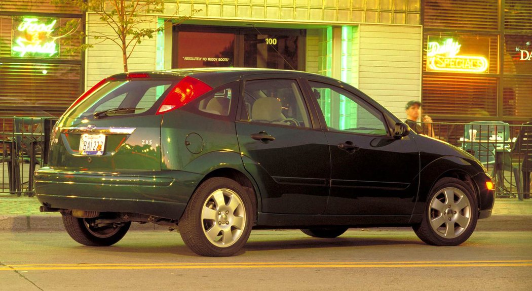 Ford Focus 5D USA (2001)