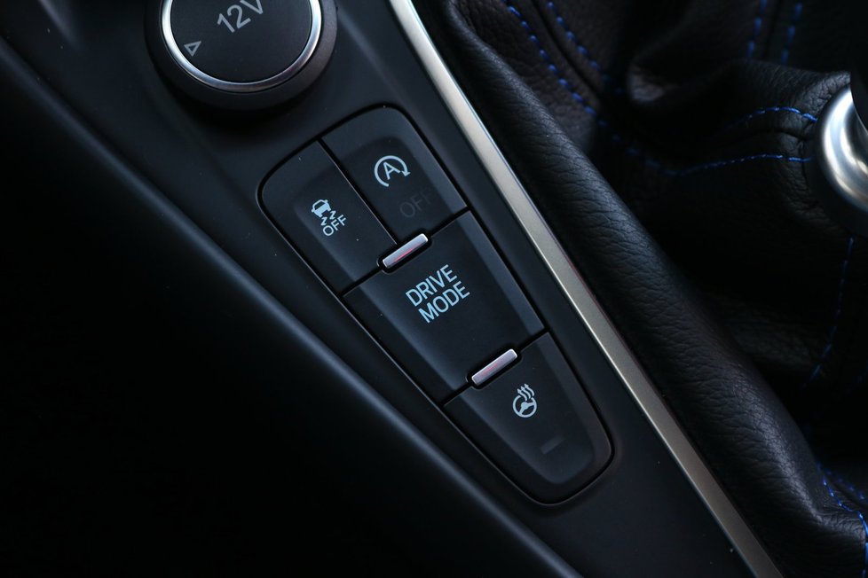 Reakci motoru ovlivňuje i provozní nastavení vozu. Tlačítkem Drive mode lze do čtyř stupňů upravit i řízení tlumiče, pohon všech kol nebo ESP.