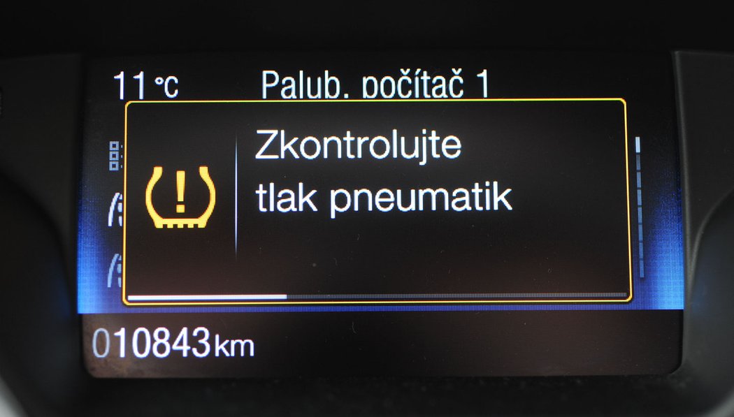 Duben 2015: Se startem jara se přehupujeme přes deset tisíc kilometrů a auto si s námi poprvé „povídá“. Matouš Jelínek poslechne, tlak pneumatik zkontroluje – je v pořádku.