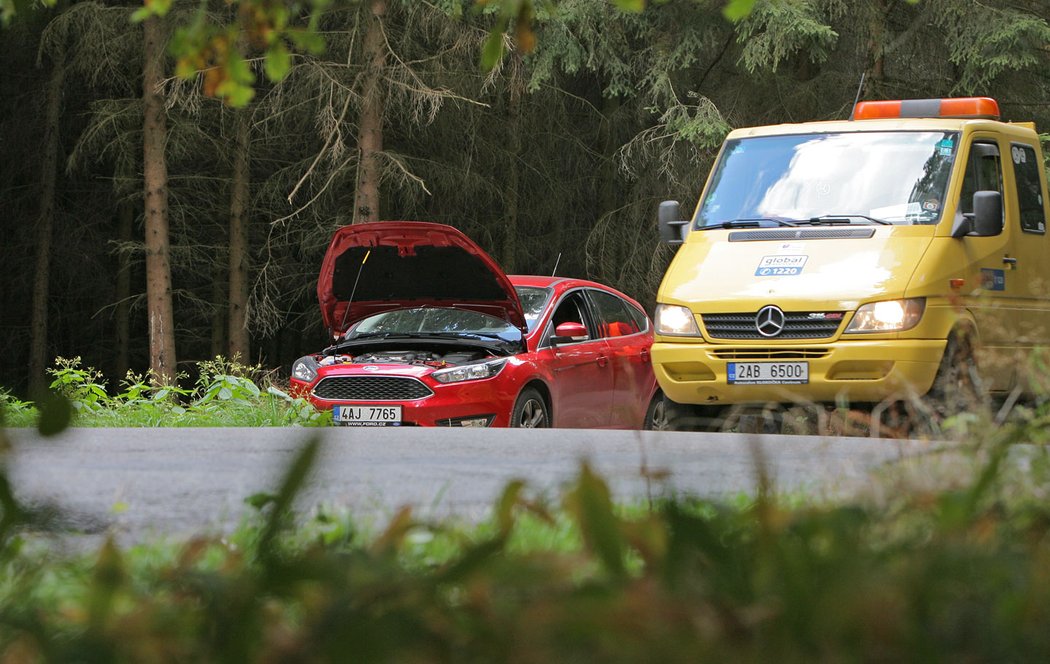 Září 2015: Tohle byla jenom fi kce: auto odstavujeme u lesa, abychom vyzkoušeli linku 1224. Simulujeme závadu na palubní jednotce. Stačila k tomu pouhá výměna funkční desetiampérové pojistky za vypálenou, což je otázka dvou tří minut.