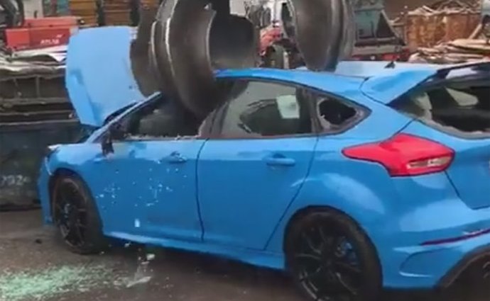 Zcela nový Focus RS zničil jeřáb na vrakovišti. O pomstu ale nešlo