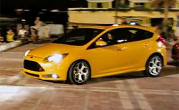 Ford Focus ST se uvedl v Americe „ilegálním“ pouličním závodem (video)