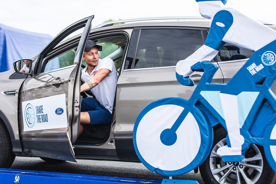 V Holandsku zjistili, že otevírání dveří levou rukou z pozice řidiče výrazně zvyšuje riziko srážky s cyklistou nebo motorkářem. Pokud však člověk použije pravé zápěstí, podívá se ven ještě před samotným otevřením. Této technice se přezdívá „holandský hmat“.