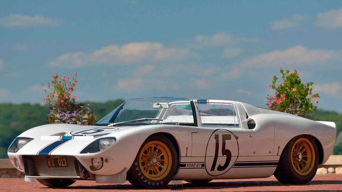 Extrémně vzácný klasický závodní vůz Ford GT 40 byl vyroben společností Ford Advanced Vehicles v Anglii a dnes je jen jedním ze dvou dochovaných exemplářů. Závodili v něm Maurice Trintignant a Guy Ligier v roce 1965 v závodě 24 hodin Le Mans. Očekává se, že se v dražbě prodá mezi 7,5 a 10 miliony dolarů.