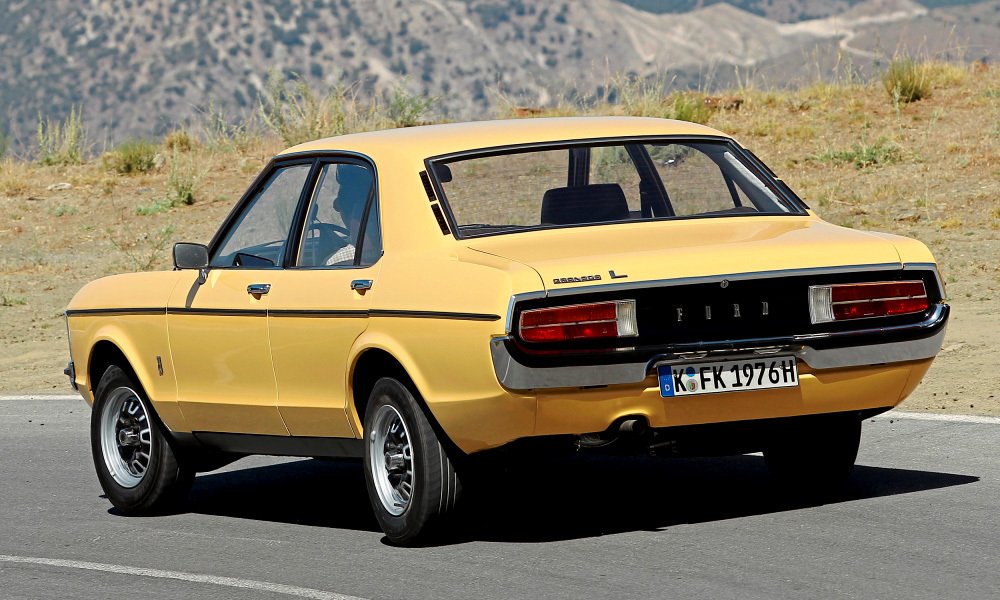 Ford Granada 2.0 L z roku 1975 měl černou zadní stěnu shora orámovanou chromovanou lištou a zdola nárazníkem se zahnutými konci.