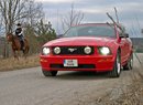 Za volantem Fordu Mustang GT Cabrio. Jaká je po letech minulá generace slavného pony caru?