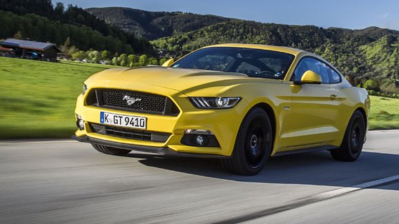 TEST Ford Mustang Fastback 5.0 V8: První jízdní dojmy