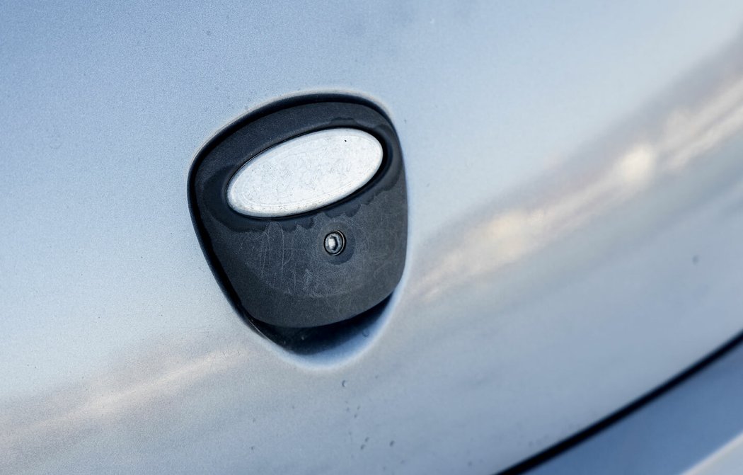 Opotřebované loga automobilky jsou povinnou jízdou. Neexistuje kus, kterému emblémy vydržely.