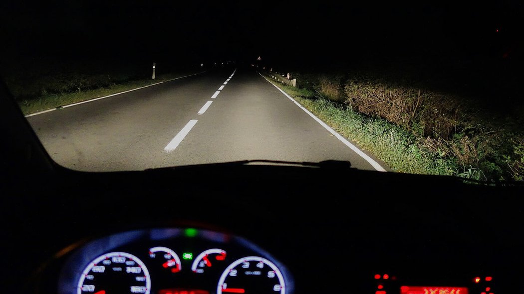 Potkávací světlo svítí široce až do krajnice, intenzita osvitu je ale jen průměrná. Třeba Renault Twingo II s identickými žárovkami svítil lépe.