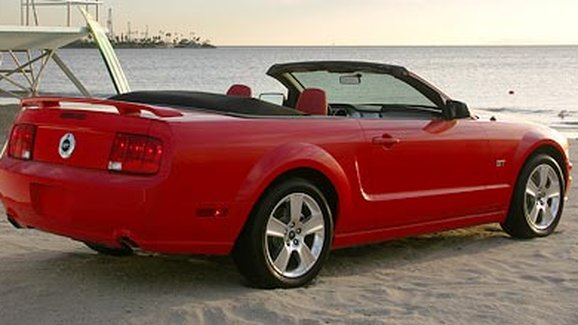 Jak znásobit úspěch nového Fordu Mustang? Uřízněte střechu!