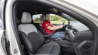 Ford je svým charakterem spíše městský komfortní společník. Plně elektrická AGR sportovní sedadla s prodloužitelnou délkou sedáku s výhřevy či pamětí jsou za příplatek 15 000 Kč, který se určitě vyplatí. Ford je svým charakterem spíše městský komfortní společník. Plně elektrická AGR sportovní sedadla s prodloužitelnou délkou sedáku s výhřevy či pamětí jsou za příplatek 15 000 Kč, který se určitě vyplatí.