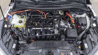 Čtyřválcový atmosférický dvouapůllitr je pro hybridní použití ideálním ústrojím. Nabízí dostatek výkonu, spolehlivost atmosférického motoru, kultivovaný chod čtyřválce a ve spojení s převodovkou eCVT i komfortní jízdu bez cukání při řazení. Čtyřválcový atmosférický dvouapůllitr je pro hybridní použití ideálním ústrojím. Nabízí dostatek výkonu, spolehlivost atmosférického motoru, kultivovaný chod čtyřválce a ve spojení s převodovkou eCVT i komfortní jízdu bez cukání při řazení.