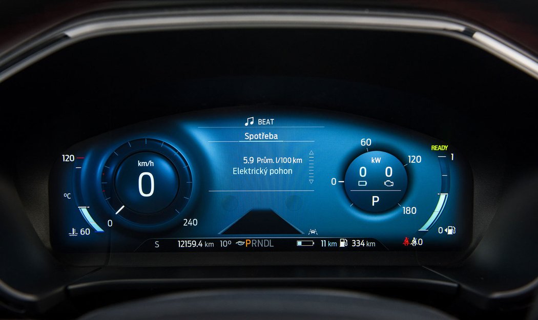 Digitální přístrojový štít je standardem i plug-in hybridního fordu. Vzhled mění podle zvoleného jízdního módu.