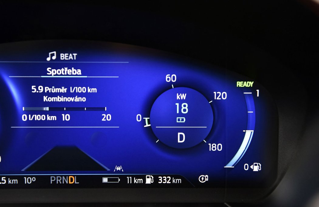 O aktuálním chodu hybridu informuje ukazatel v levé části i s výkonem benzinového agregátu a elektromotoru.