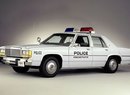 Ford LTD Crown Victoria byl oblíbeným služebním vozem amerických policistů. Na dálnicích jej používali i britští policisté.