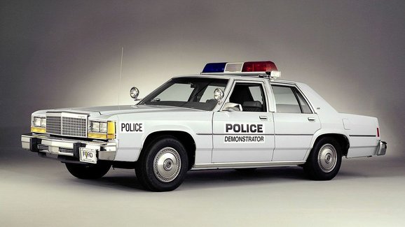 Ford LTD Crown Victoria (1980–1991): Velká auta ve službách firemních flotil a policie