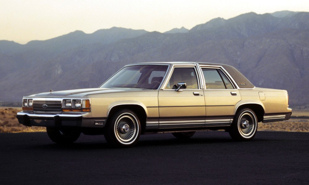 Důkladnějším faceliftem prošel Ford LTD Crown Victoria v roce 1988.