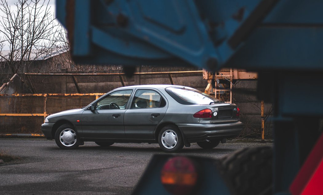 Mohutné vypouklé a výklopné zadní okno připomíná, jak obrovský vstupní otvor do zavazadelníku dopřávalo mondeo svým uživatelům