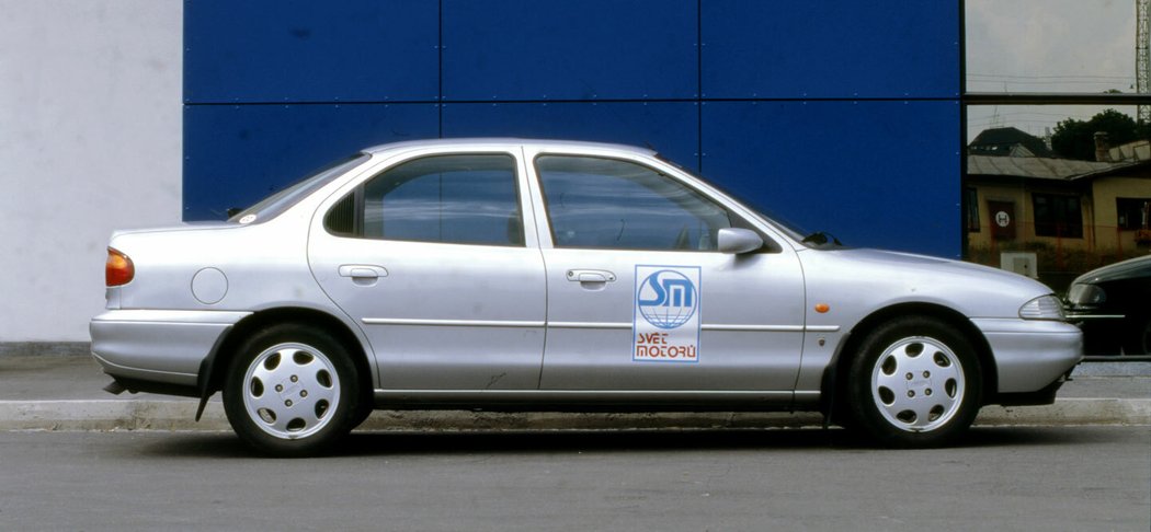 Na rozdíl od pozdějších generací se původní liftback a sedan citelně lišily, kombi demonstruje změnu přídě pro ročník 1997
