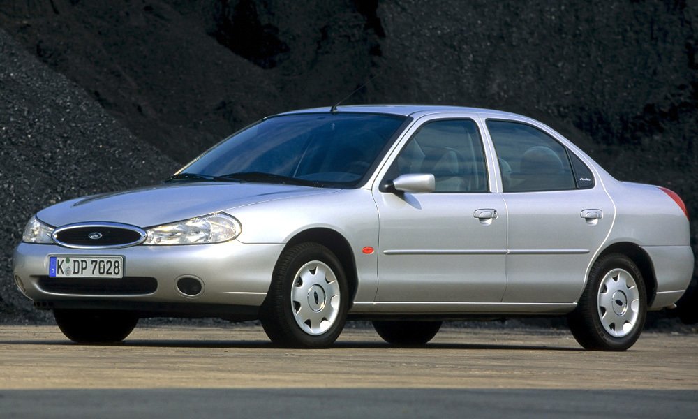 Faceliftovaný sedan Ford Mondeo z roku 1996 měl nově tvarované nárazníky a v zadních dveřích štítky s nápisem Mondeo nebo logem Ghia.