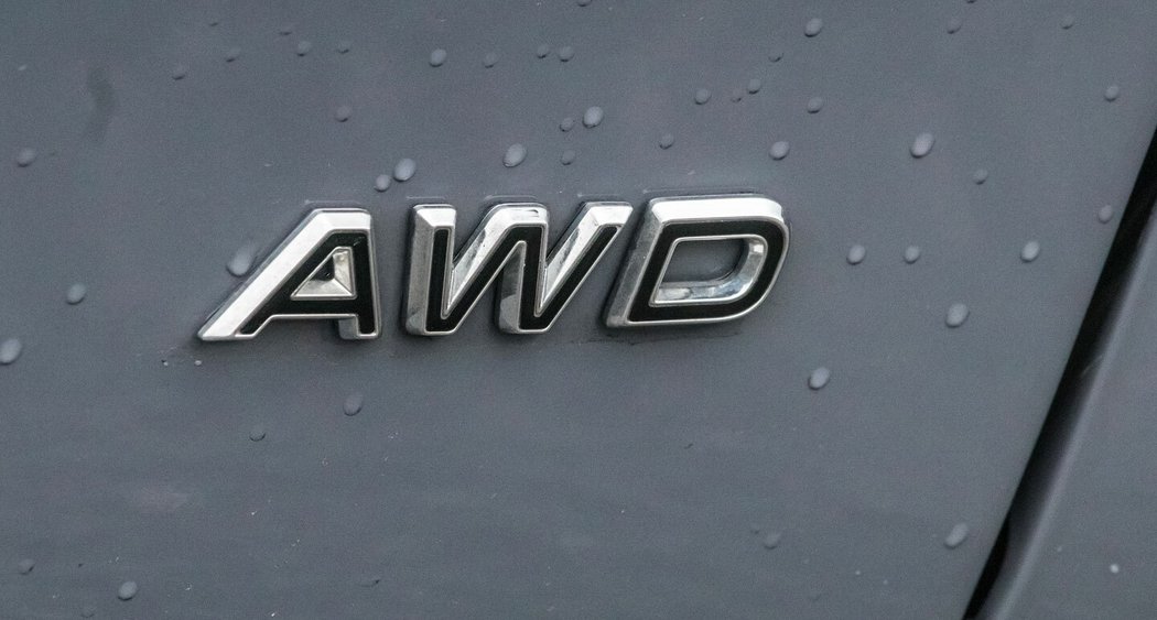 Volitelný pohon všech kol zde měl obchodní označení AWD. Je založen na velmi spolehlivé mezinápravové lamelové spojce vlastní výroby Ford.