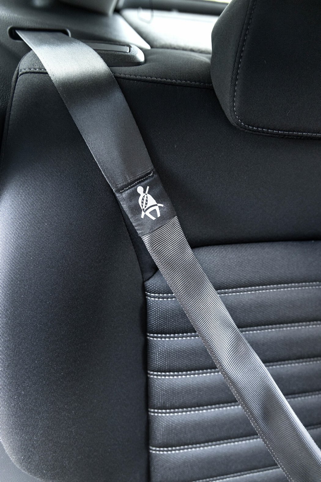 Poprvé u ojetiny jsme se zde setkali s důležitou novinkou posledního mondea – airbagy v zadních bezpečnostních pásech