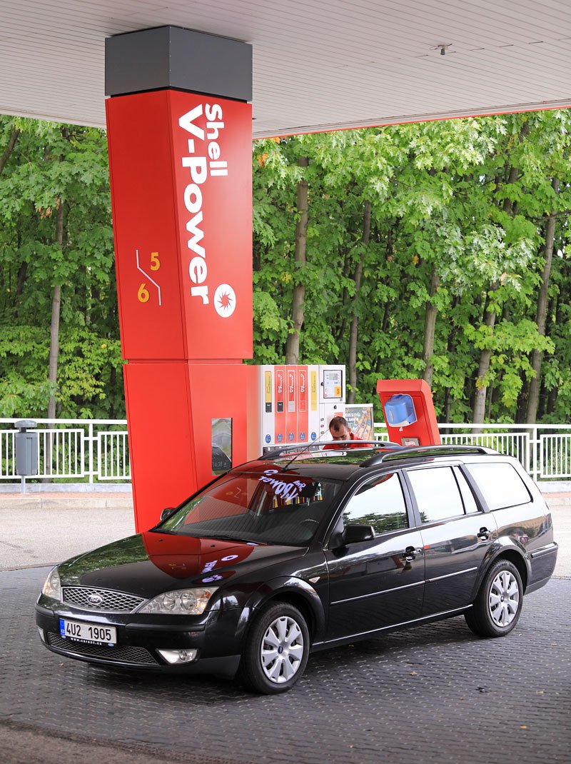 Mondeo tankovalo zásadně prémiovou naftu Shell V-Power Diesel. Spotřeba postupně klesala z 6,7 na 6,3 litru.