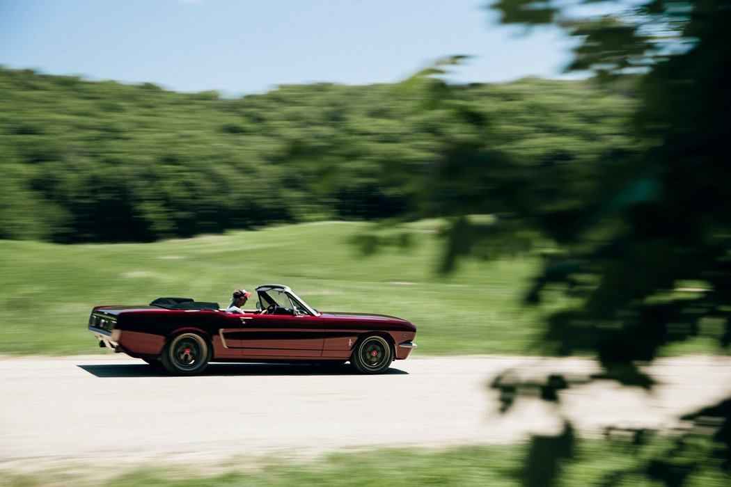 Ford Mustang - CAGED