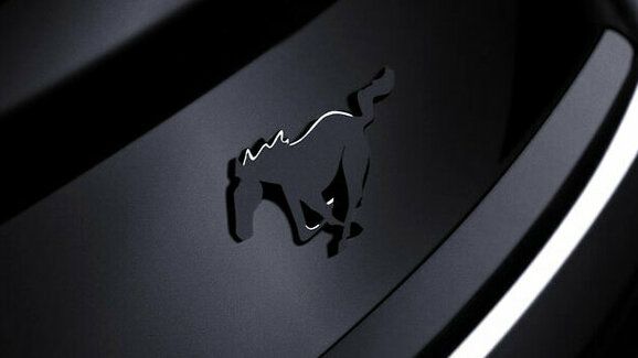 Ford Mustang už má jméno pro chystaný balíček ve stylu černé: Zvítězil Dark Horse!