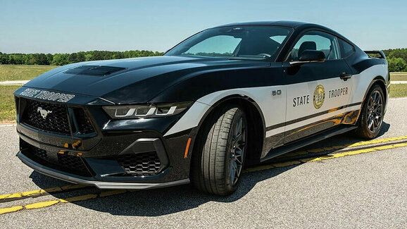 Americká dálniční policie elektromobily neřeší. Nakoupila Mustangy s V8