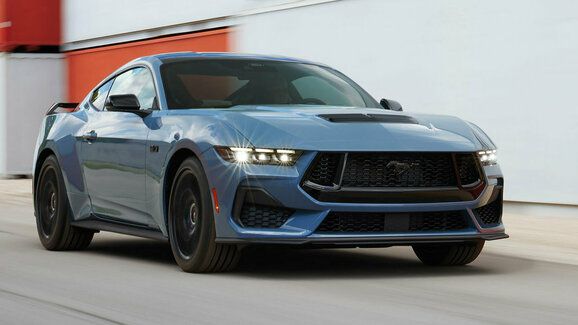 Ford Mustang sedmé generace přijíždí s upravenou V8, výraznějším designem a digitálním interiérem