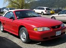 Čtvrtá generace čtyřmístného sportovního vozu Ford Mustang se nabízela jako kabriolet s plátěnou stahovací střechou (na obrázku) a jako kupé.