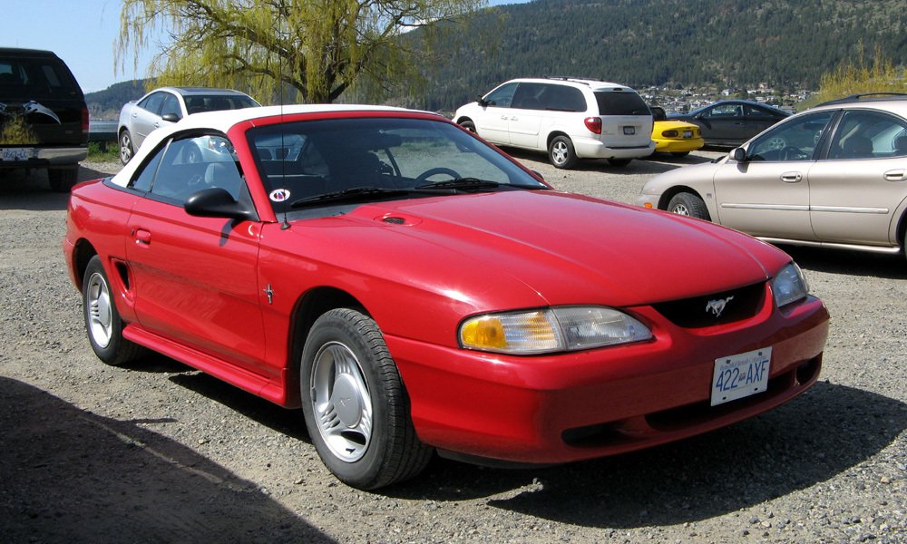 Čtvrtá generace čtyřmístného sportovního vozu Ford Mustang se nabízela jako kabriolet s plátěnou stahovací střechou (na obrázku) a jako kupé.