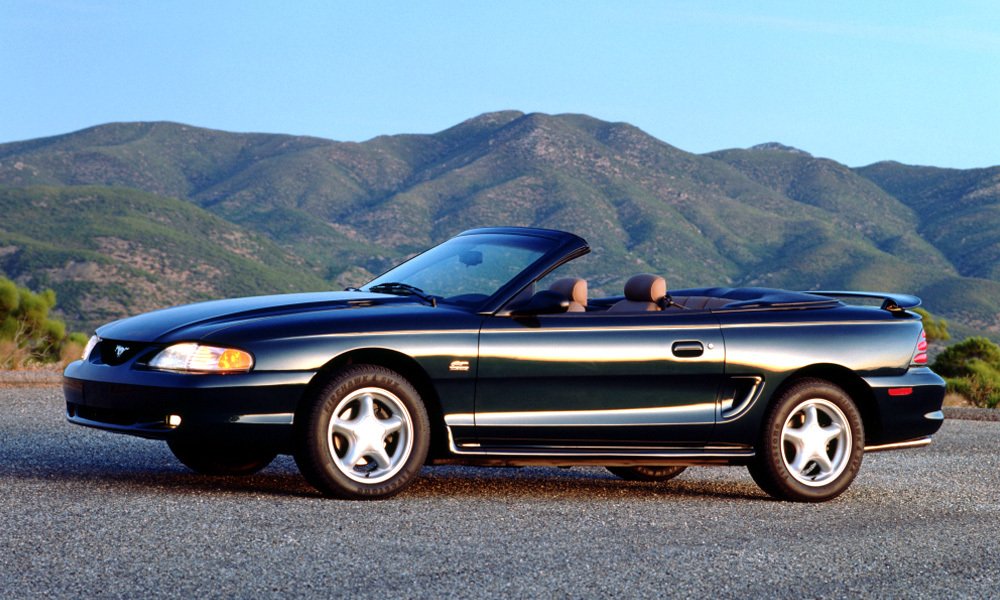 V lednu 1994 byl představen Mustang GT s výkonnějším pětilitrovým motorem V8 s nejvyšším výkonem 218 k (160 kW).