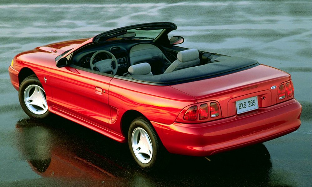 V modelovém roce 1996 se změnil design zadních světel. Svislé uspořádání zadních světel více připomínalo Mustang první generace.