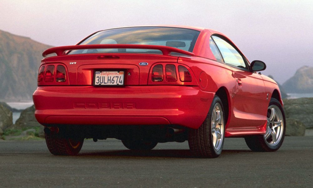 Kupé Ford Mustang SVT Cobra z roku 1996 mělo spoiler na víku kufru a vyražený nápis COBRA na zadním nárazníku.