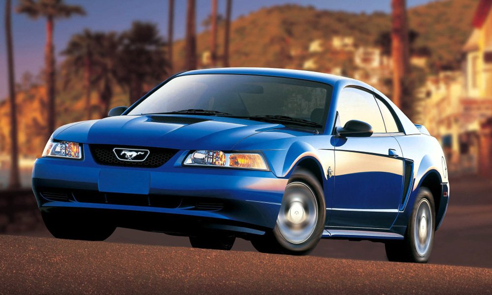 O Vánocích 1998 se představil Mustang modelového ročníku 1999 s kódovým označením SN-99. Mustang byl přestylizován podle Fordova designového jazyka New Edge.