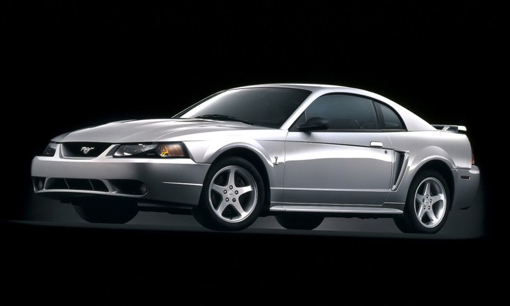 Mustang 1999 dostal ostřejší kontury, nahrazující měkké linie modelů z let 1994 až 1998, zvětšené podběhy kol, hranatější sdružená přední světla, nová kola a kryty kol.