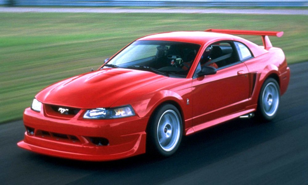 Ford Mustang SVT Cobra R z roku 2000 měl vpředu i vzadu velké spoilery a pohon motorem V8 s výkonem 385 koní.