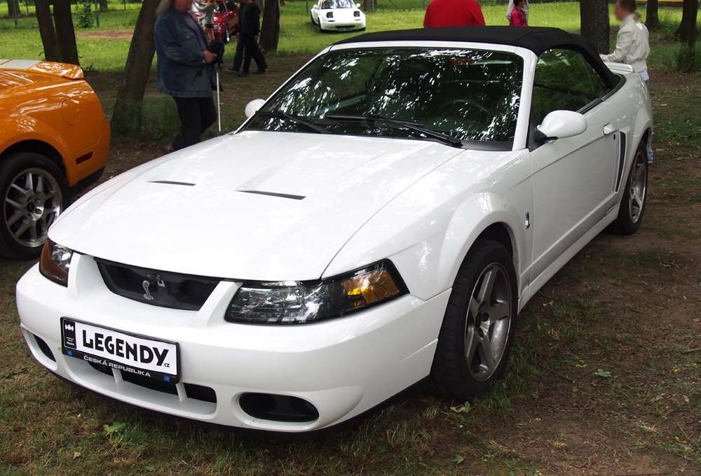 Kabriolet Ford Mustang SVT Cobra se ukázal v plné kráse v roce 2016 na festivalu automobilů Legendy v pražských Bohnicích.