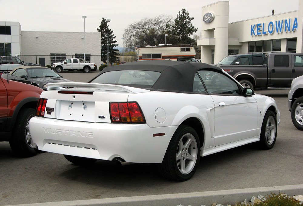 Mustang SVT Cobra ve stylu New Edge měl hranatá zadní světla a brzdové světlo na víku kufru.