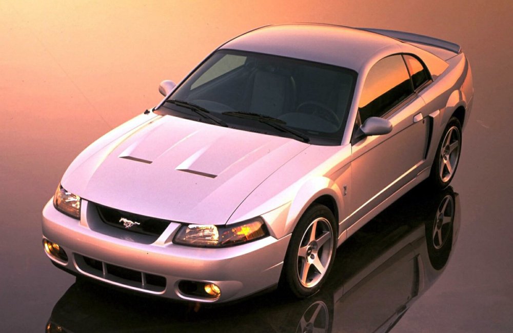 Ford Mustang SVT Cobra Coupe z roku 2004 měl na kapotě dva úzké otvory přivádějící vzduch k motoru.