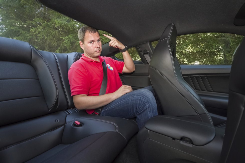 Mustang byl odjakživa čtyřmístným vozem, v tom novém si ale vzadu moc nepohovíte. Zadní sedačky mají výborný tvar a byly by i pohodlné, jen místa na výšku kdyby bylo víc.