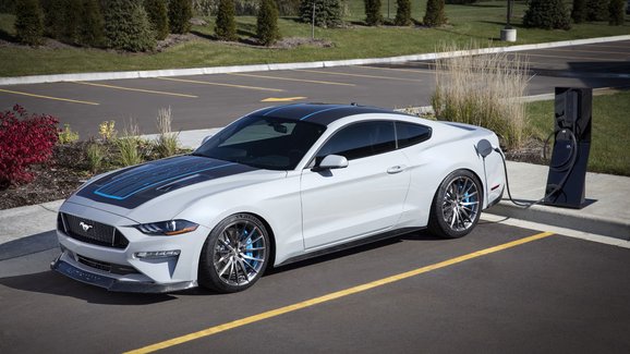 Ford ukázal Mustang s výkonem přes 900 koní a manuální převodovkou. Na V8 ale zapomeňte