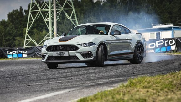 Na okruhu s Fordem Mustang Mach 1. Víc takových aut, prosím