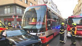 V Revoluční ulici se srazilo auto s tramvají.